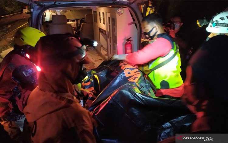 im SAR mengevakuasi jenazah korban ke-22 kecelakaan bus di Kecamatan Wado, Kabupaten Sumedang, Jawa Barat, Kamis (11/3/2021)