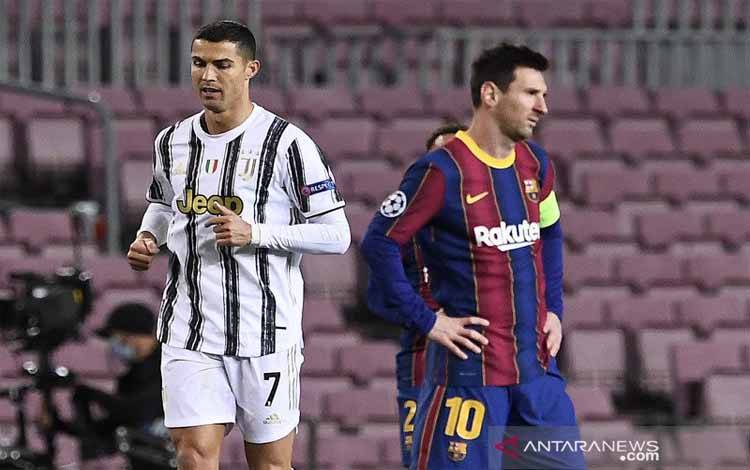 Cristiano Ronaldo (kiri) dan Lionel Messi berhadapan saat Juventus melawan Barcelona dalam pertandingan Liga Champions grup G di Camp Nou, Barcelonapada 9 Desember 2020