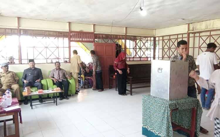 Bupati Sukamara, Windu Subagio saat mengunjungi pelaksanaan pemungutan suara Pemilihan Kepala Desa di TPS Desa Pudu.