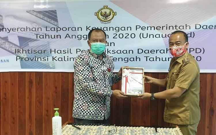 BPK RI Perwakilan Kalteng Ade Iwan Ruswana menyerahkan Ikhtisar Hasil Pemeriksaan Daerah, kepada Bupati Seruyan Yulhaidir