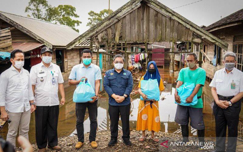 Wakil Menteri Lingkungan Hidup dan Kehutanan (LHL) Alue Dohong (baju biru) saat meninjau penanganan pasca banjir di Kalimantan Selatan, Rabu (10/3/2021). (foto : ANTARA/HO/KLHK)