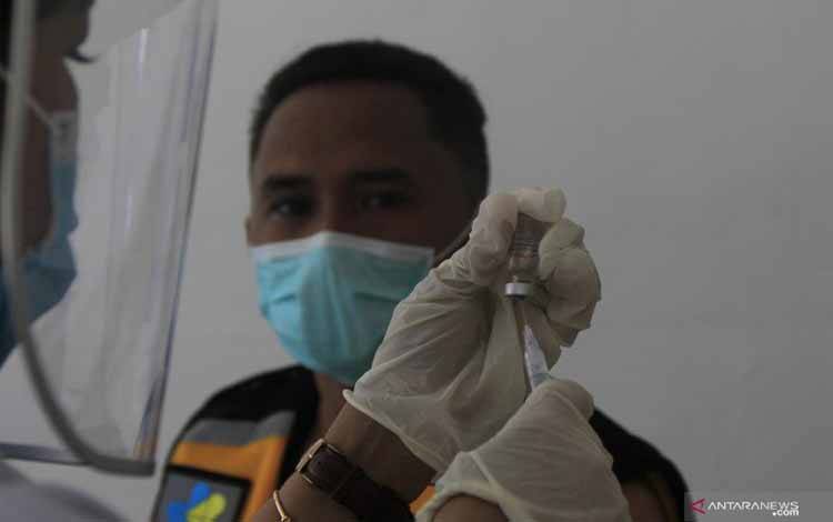 Dokter sedang mengambil cairan vaksin COVID-19 untuk disuntikan ke tubuh petugas karatina kesehatan pelabuhan (KKP) Kupang di kantor KKP Kota Kupang, NTT Jumat (22/01/2021)