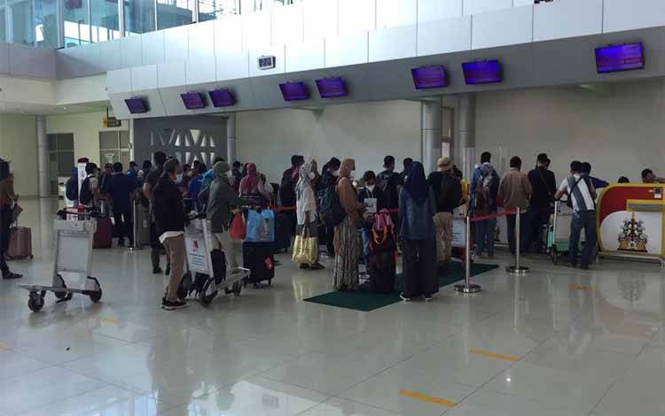 Calon penumpang saat antre di Bandara Tjilik Riwut, Jumat 12 Maret 2021
