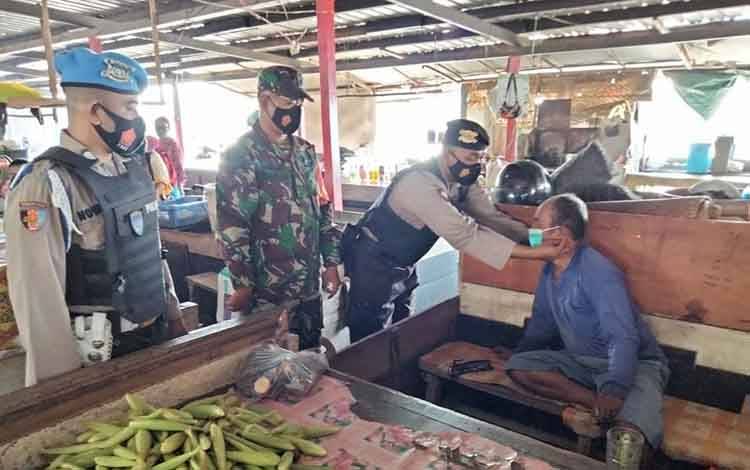 Pedagang Pasar Kuala Pembuang, diminta untuk disiplin gunakan masker
