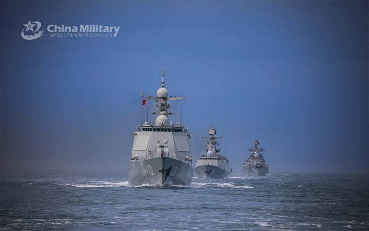 Kapal-kapal pengawal perusak radar Komando Armada Timur Tentara Pembebasan Rakyat China (PLA) bersiaga di Laut China Timur untuk melakukan latihan tempur pada akhir Januari 2021. (ANTARA/HO-China Military/mii)