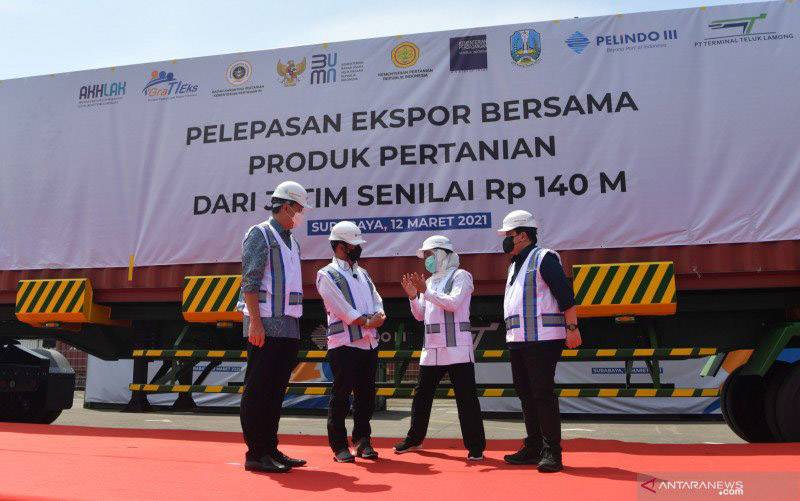 Menteri BUMN Erick Thohir (kanan) bersama Menteri Perdagangan M Lutfi (kiri) dan Menteri Pertanian Syahrul Yasin Limpo (kedua kiri) serta Gubernur Jawa Timur Khofifah Indar Parawansa (kedua kanan) salin berbincang saat pelepasan ekspor bersama produk pertanian di Terminal Teluk Lamong, Surabaya, Jawa Timur, Jumat (12/3/2021). (foto : ANTARA FOTO/Zabur Karuru/nz)