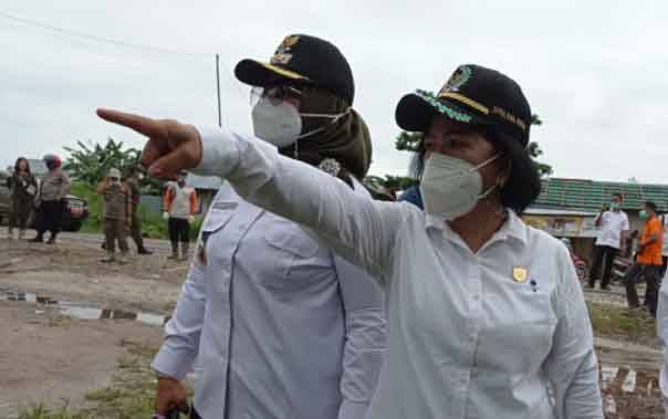 Ketua DPRD Kotawaringin Timur, Rinie Anderson bersama Wabup Kotim, Irawati saat ikut menyaksikan pembongkar warung remang-remang.