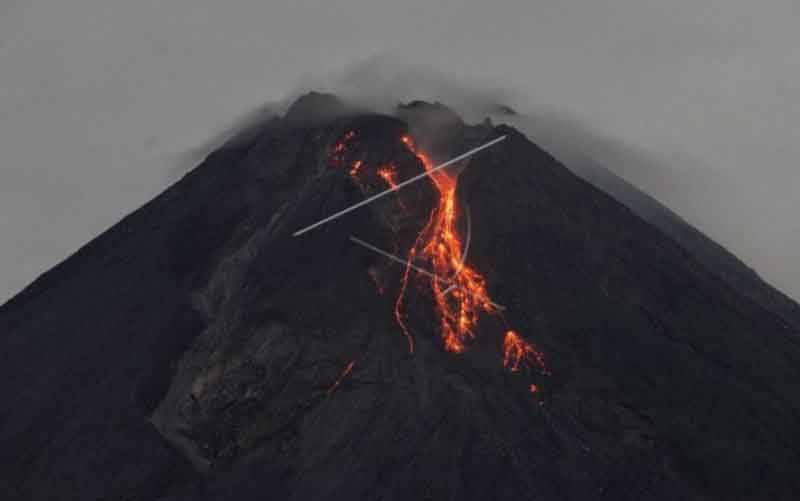Guguran lava pijar Gunung Merapi terlihat dari Turi, Sleman, D.I Yogyakarta, Jumat (5/3/2021). Menurut data Balai Penyelidikan dan Pengembangan Teknologi Kebencanaan Geologi (BPPTKG) periode pengamatan Kamis (04/03/2021) pukul 18:00-24:00 WIB dan Jumat (05/03/2021) 00.00-06.00 WIB Gunung Merapi mengalami 81 kali guguran lava pijar dengan jarak luncur maksimal 1.200 m ke arah barat daya. (foto : ANTARA FOTO/Andreas Fitri Atmoko/rwa.)