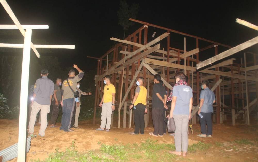 Bupati Lamandau, Hendra Lesmana cek progres pembangunan rumah korban banjir di Desa Petarikan, Jumat malam, 12 Maret 2021.