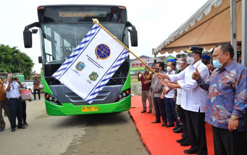 Menteri Perhubungan Budi Karya Sumadi mengibarkan bendera menandai keberangkatan bus di Terminal Tipe A Amplas Medan, Sumatera Utara. (foto : ANTARA/HO-Kemenhub)