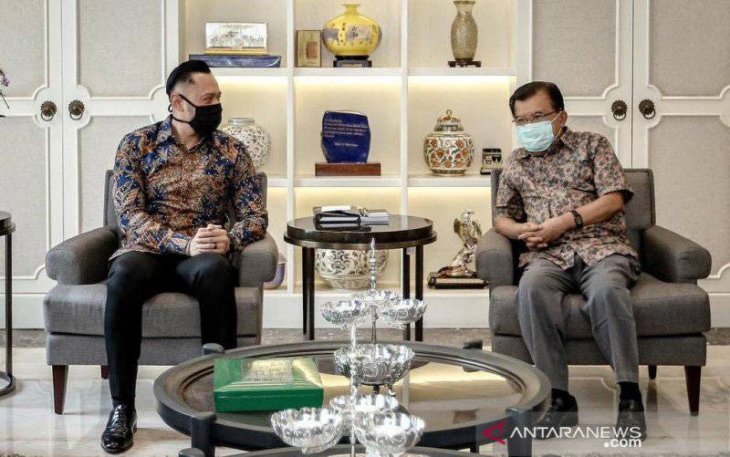 Ketua Umum Partai Demokrat Agus Harimurti Yudhoyono (kiri) dan mantan Wakil Presiden Jusuf Kalla (kanan). (foto : ANTARA/HO/Humas Partai Demokrat)