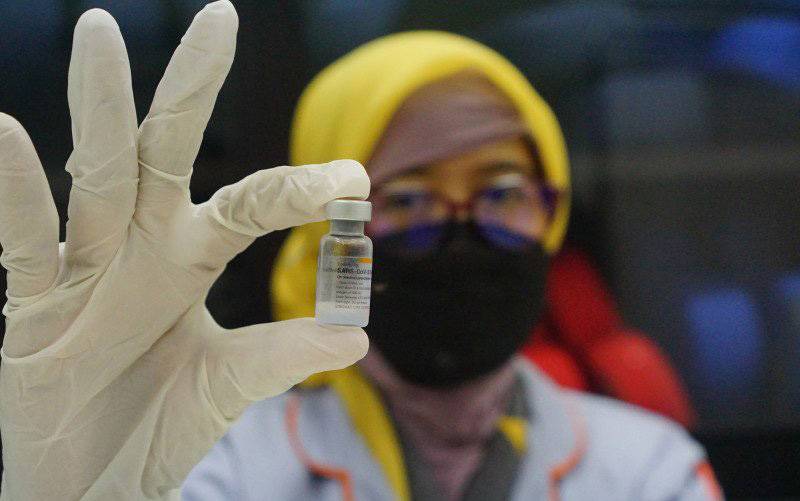 Petugas menunjukkan vial vaksin Covid-19. (foto : ANTARAFOTO/Destyan Sujarwoko)