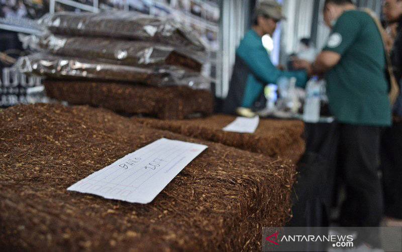 Pengunjung melihat produk tembakau saat Festival Industri Tembakau Garut 2020 di kawasan Waterboom Banyoe Sinergi Mandala, Kabupaten Garut, Jawa Barat, Kamis (22/10/2020). (foto : ANTARA FOTO/Candra Yanuarsyah/pras)
