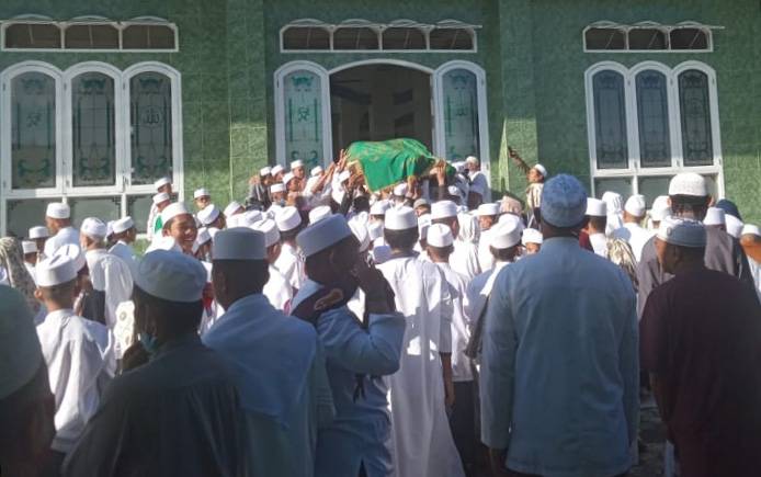 Jemaah memadati masjid sekitar kediaman almarhum KH Khairul Anwar, Senin, 15 Maret 2021.