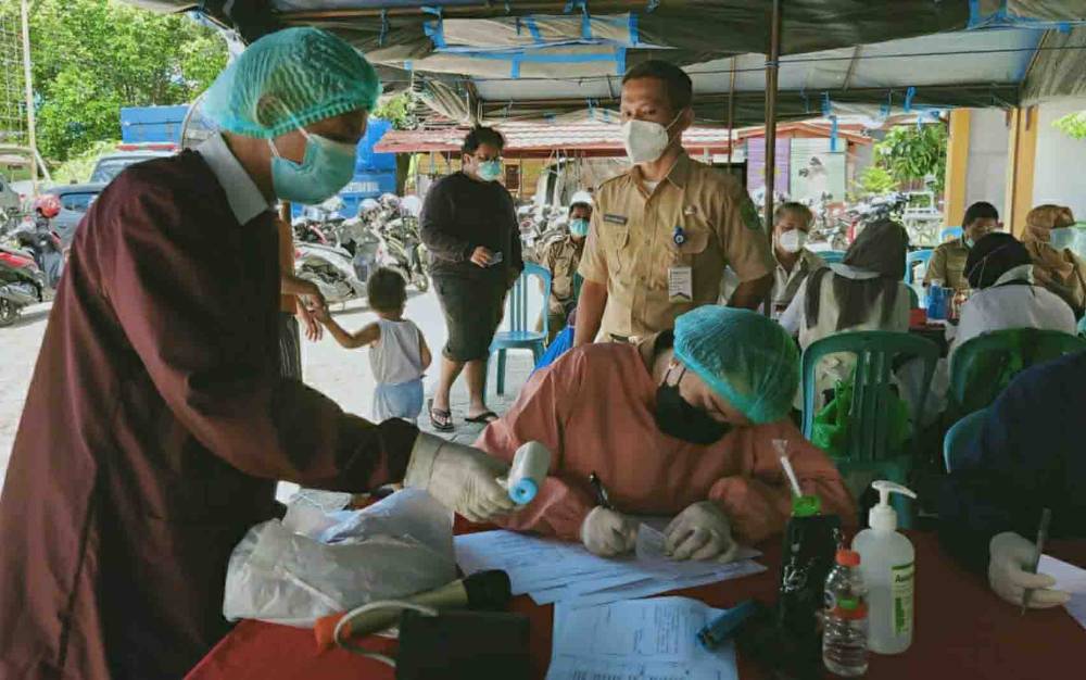 Kepala Dinsos Kapuas, Budi Kurniawan saat memantau pelaksanaan vaksinasi bagi pegawai, Senin 15 Maret 2021