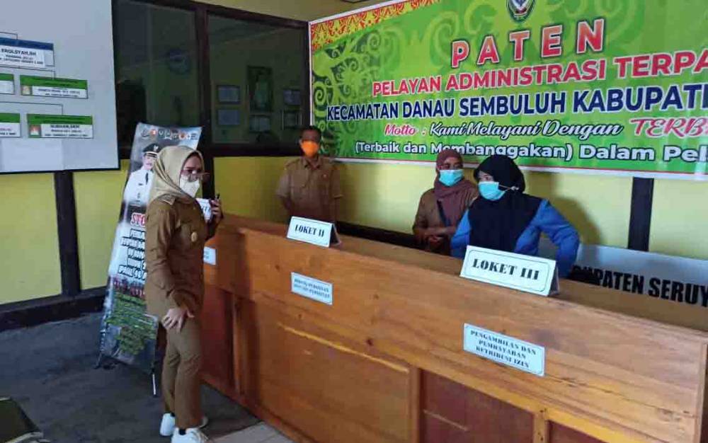 Wakil Bupati Seruyan Iswanti melihat proses pelayanan pada loket PATEN di Kantor Kecamatan Danau Sembuluh