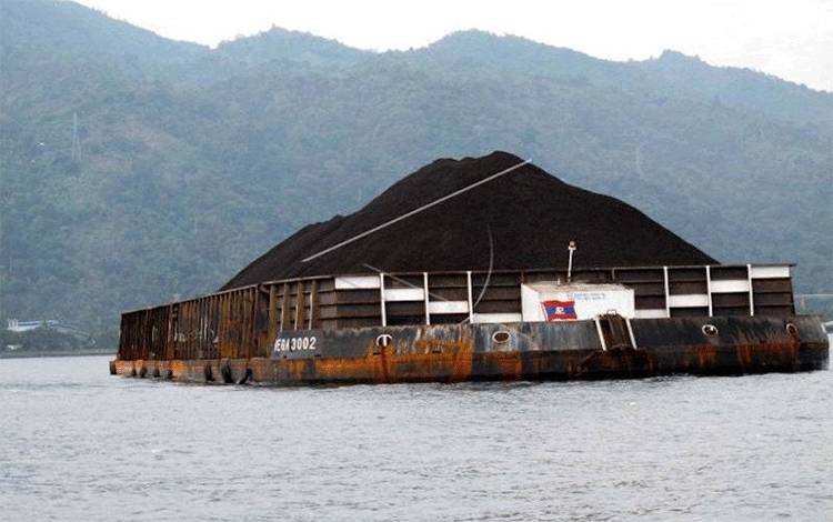 Ilustrasi: Ponton besar bermuatan ribuan ton batu bara meningalkan pelabuhan khusus batu bara, Tarahan, Kota Bandarlampung