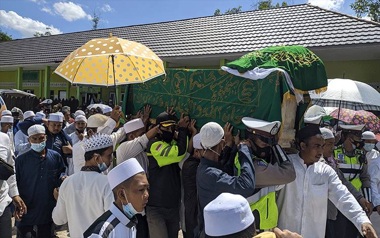 Warga padati proses pemakaman KH Khairul Anwar.