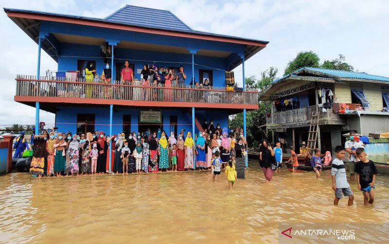 Situasi masyarakat yang berkerumun ketika bencana banjir di Kalsel pada Januari lalu berpotensi pemicu penyebaran COVID-19. (foto : ANTARA/Firman)