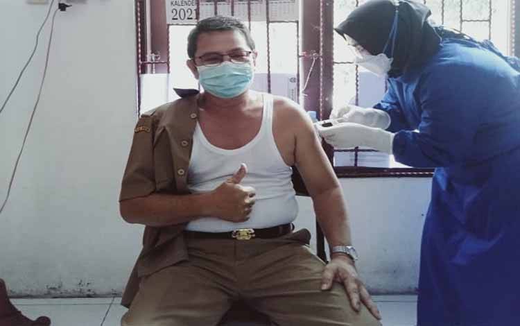 Kepala Dinas Sosial Kabupaten Seruyan Angga saat menjalani vaksinasi Covid-19