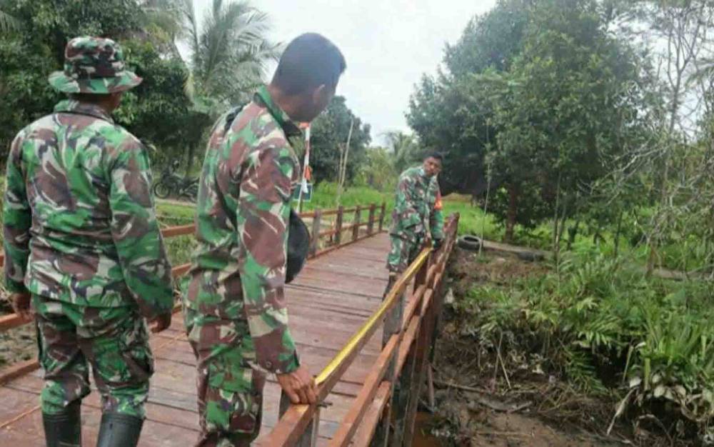 Personel Kodim 1011 Kuala Kapuas saat cek renovasi jembatan di lolasi TMMD ke-110 di Desa Saka Lagun, Kecamatan Pulau Petak