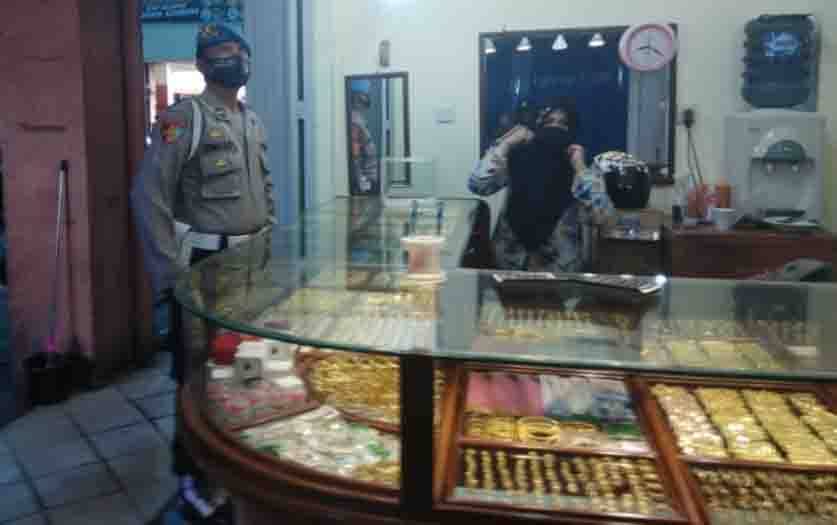 Anggota Polsek KPM memberikan imbauan kepada penjual emas di PPM Sampit agar memasang CCTV di toko mereka