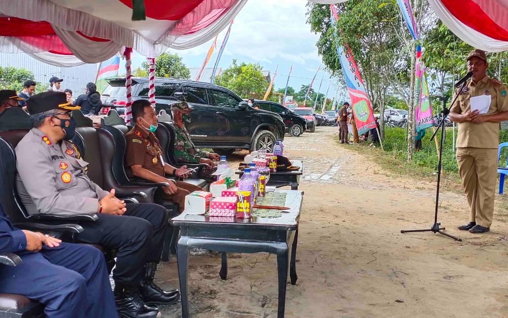 Bupati Sukamara, Windu Subagio membuka acara sosialisasi di kawasan persawahan kelompok tani Sido Makmur di Kelurahan Mendawai