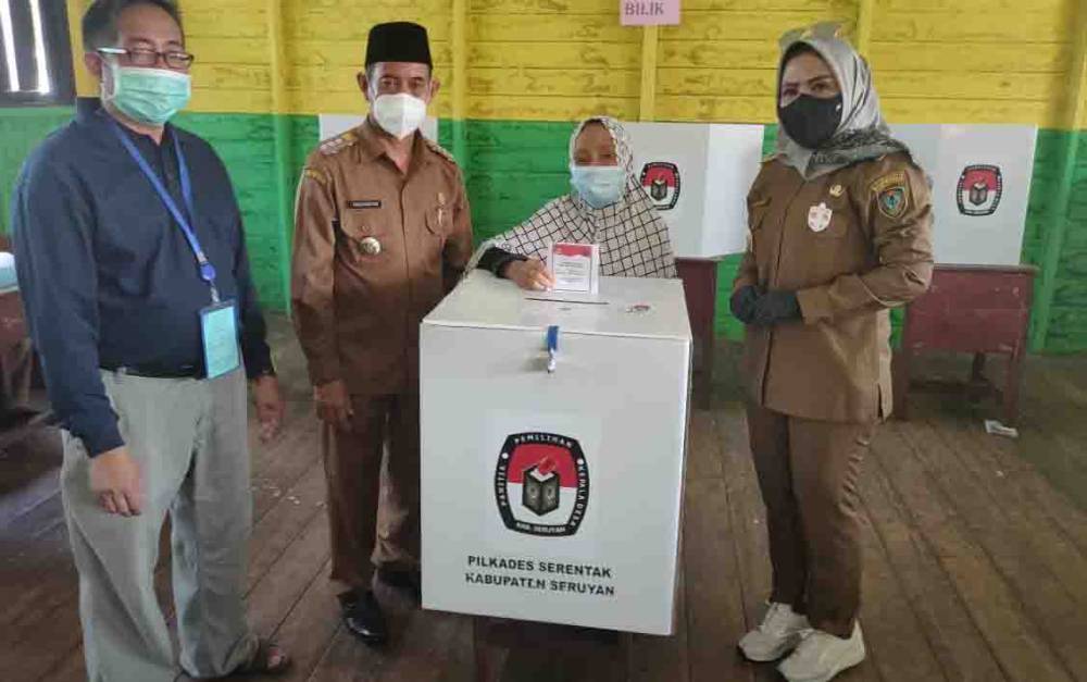 Wakil Bupati Seruyan Iswanti memantau proses pemungutan suara pelaksanaan Pilkades di Desa Sembuluh II