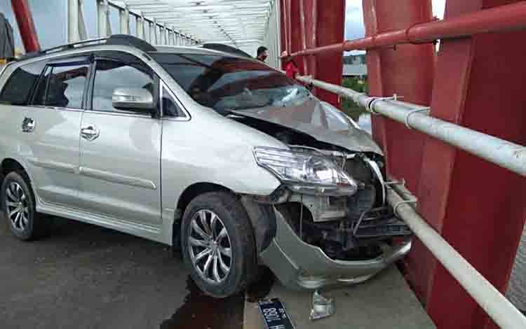 Kondisi mobil yang mengalami kecelakaan tunggal di atas jembatan Pulau Telo Kuala Kapuas pada Selasa, 16 Maret 2021.