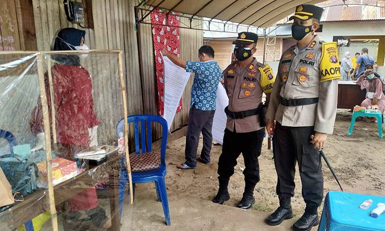 Kapolres Seruyan AKBP Bayu Wicaksono saat mengunjungi salah satu TPS pada pelaksanaan Pilkades.