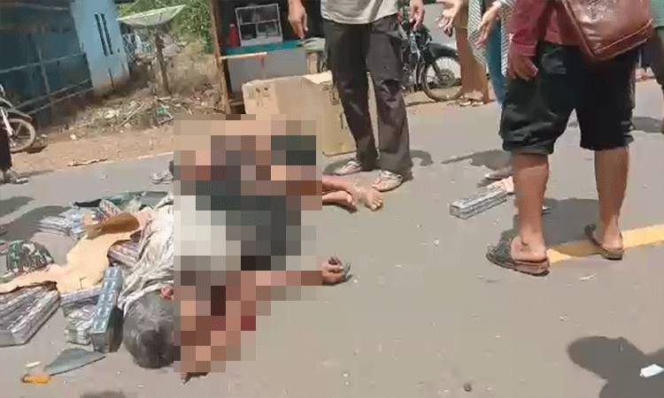 Dua warga terkapar di jalan dan sejumlah rokok berhamburan seusai terjadi kecelakaan di Jalan Tjilik Riwut, Kecamatan Cempaga, Selasa, 16 Maret 2021.