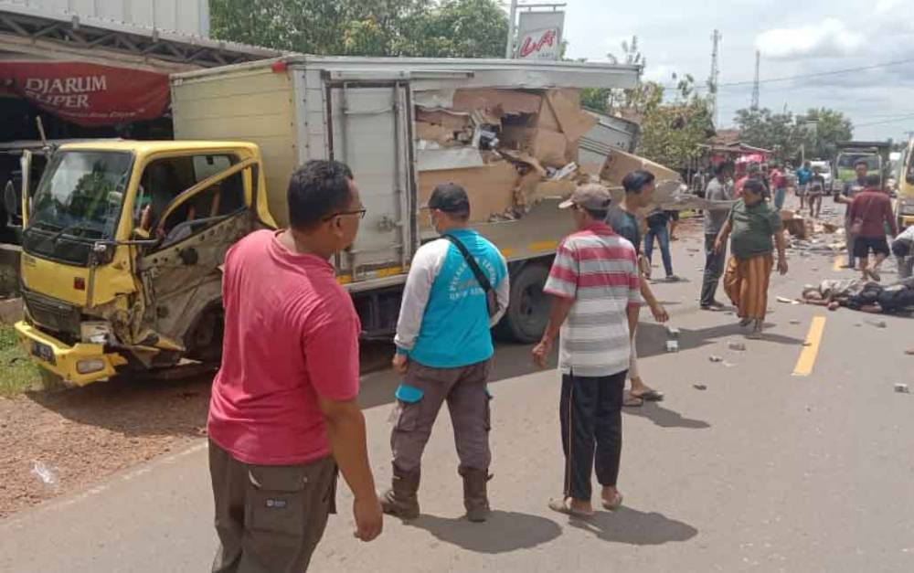 Kecelakaan truk boks bermuatan rokok di Kecamatan Cempaga.