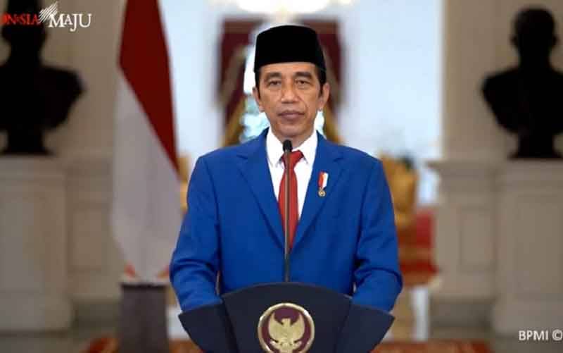 Presiden Jokowi saat memberikan sambutan pada acara Dies Natalis ke-45 UNS. (foto : ANTARA/Aris Wasita)