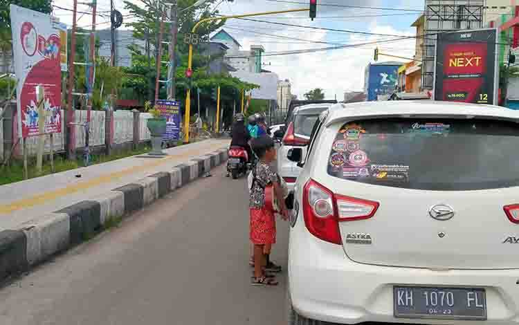 Anak mengamen di lampu merah kian menjamur di Kota Sampit.