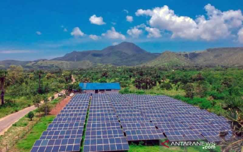 Salah satu pembangkit listrik sumber energi baru terbarukan (EBT) memanfaatkan tenaga surya atau PLTS yang dibangun PT PLN (Persero) di Nusa Tenggara Timur. (foto : ANTARA/HO-Humas PT PLN)