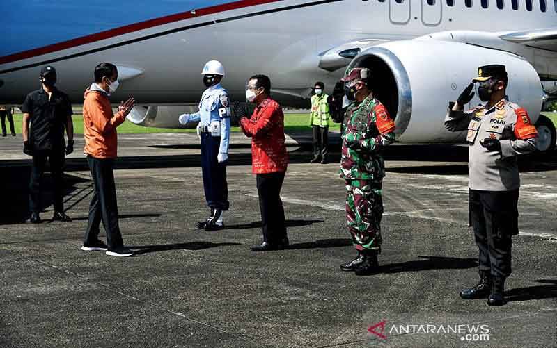 Presiden Jokowi dan rombongan tiba di Pangkalan TNI AU Sultan Hasanuddin, Kabupaten Maros, dan akan melanjutkan perjalanan dengan menggunakan pesawat khusus ATR 72-600 menuju Bandar Udara Toraja, Kabupaten Tana Toraja, Kamis (18/3/2021). (foto : ANTARA/HO-Biro Pers Setpres/Laily Rachev/am)
