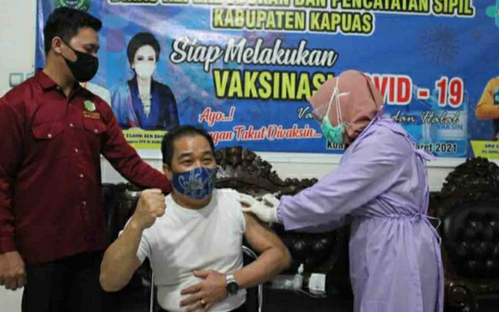 Plt Kepala Dinas Dukcapil Kapuas, Sipie S Bungai saat menerima suntikan vaksin covid-19 dosis pertama pada Kamis 18 Maret 2021