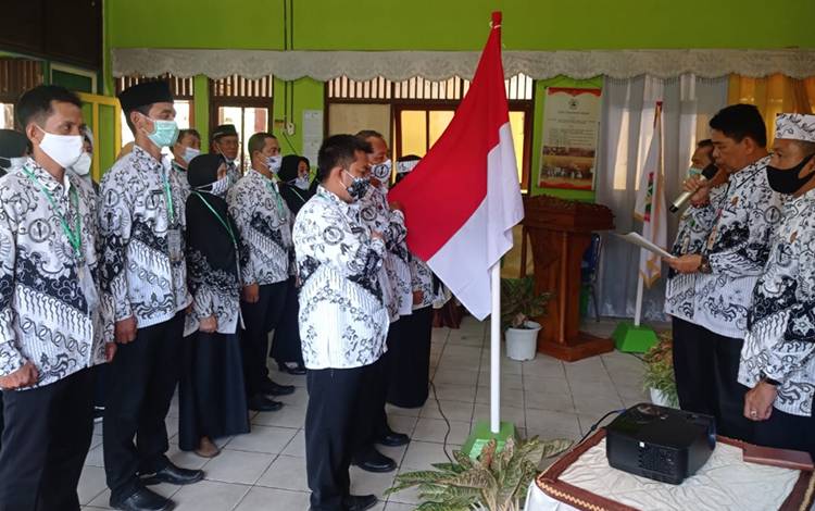 Ketua PGRI Kotim Suparmadi saat melantik ketua dan pengurus PGRI Kecamatan Mentaya Hilir Selatan
