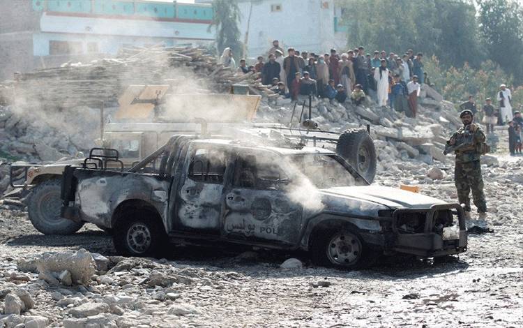 Dokumentasi - Seorang tentara Tentara Nasional Afghanistan memeriksa puing-puing mobil tentara yang terbakar di lokasi ledakan di Jalalabad, Afghanistan, Kamis (28/1/2021). ANTARA FOTO/REUTERS/Parwiz/HP/sa. (REUTERS/PARWIZ)