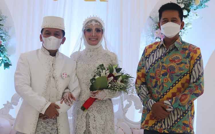 Bupati Barito Utara, H Nadalsyah saat menghadiri resepsi pernikahan  Agustiar Sabran DanAisyah Thisia Bianty, Kamis, 18 Maret 2021.   