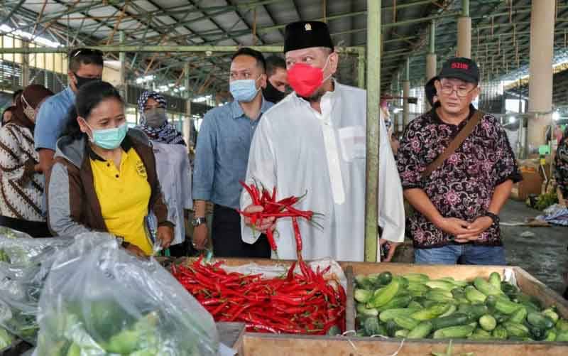 Ketua DPD RI AA LaNyalla Mahmud Mattalitti meninjau harga cabai di pasar tradisional. (foto : ANTARA/HO-DPD RI)