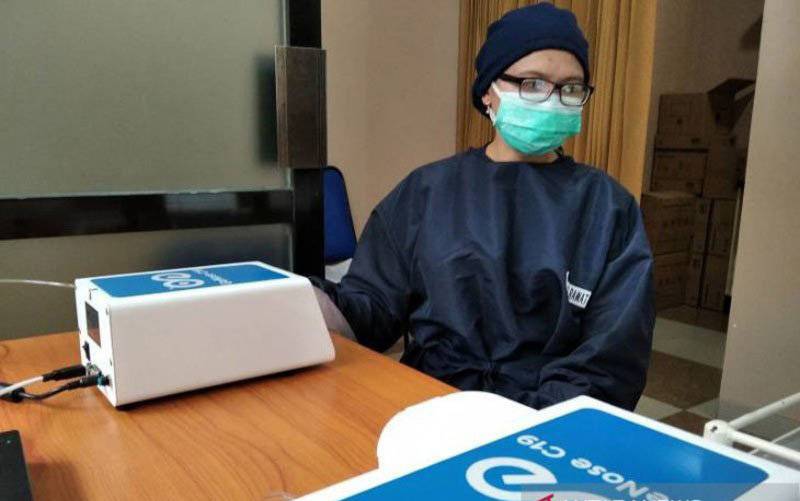 Seorang petugas Rumah Sakit Mardi Rahayu Kudus, Jawa Tengah, tengah melakukan pemeriksaan COVID-19 menggunakan GeNose C19 yang merupakan alat ciptaan peneliti Universitas Gadjah Mada (UGM) di ruang pemeriksaan COVID-19, Jumat (12/3/2021). (foto : ANTARA/Akhmad Nazaruddin Lathif)