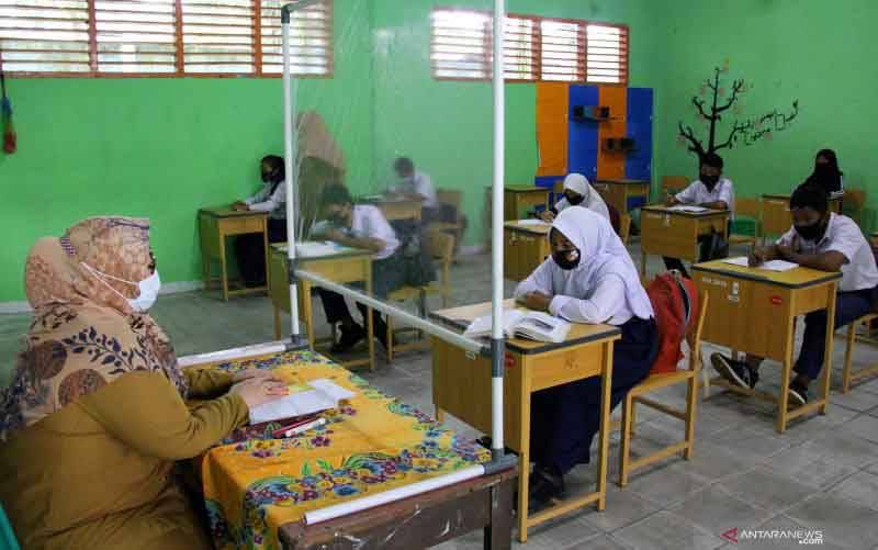 Suasana kegiatan belajar mengajar di Sekolah Menengah Pertama (SMP) Negeri 13 Bagan Besar Duma pada masa pandemi COVID-19 di Riau, Selasa (16/3/2021). (foto : ANTARA FOTO/Aswaddy Hamid)