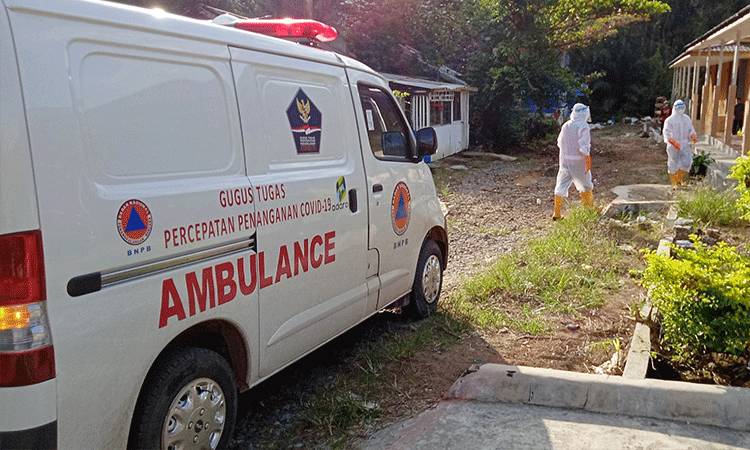 Ambulans Satgas Penanganan Covid-19 Barito Timur mengantar pasien covid-19 ke tempat isolasi.