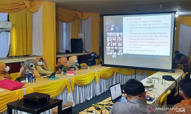 Para pengurus Partai Golkar Kalsel di Banjarmasin menggelar nonton bareng sidang putusan MK terkait sengketa pilkada. (ANTARA/Firman)