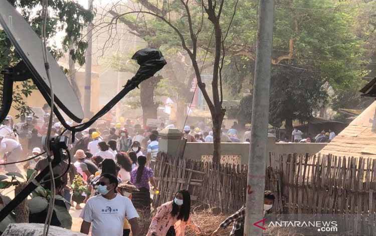 Orang-orang bubar setelah pasukan keamanan melepaskan tembakan ke pengunjuk rasa yang menentang kudeta militer di Nyaung-U, Myanmar, (7/3/2021), dalam gambar diam yang diambil dari video yang disediakan di media sosial. Video diambil 7 Maret 2021