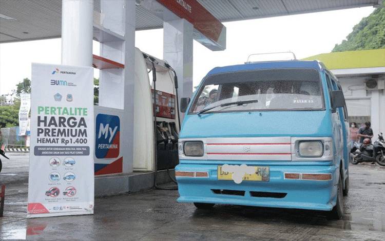 Pengisian bahan bakar di salah satu SPBU yang menerapkan harga pertalite setara premium. FOTO/HO/Humas Pertamina.