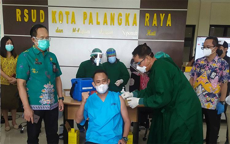 Wali Kota Palangka Raya Fairid Naparin saat disuntik Vaksin Covid-19.