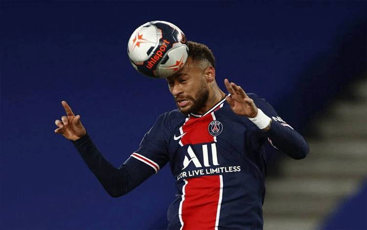 Pemain Paris St Germain Neymar menyundul bola saat laga Ligue 1 melawan Montpellier di Parc des Princes, Paris, (22/1/2021). Paris St Germain berada di puncak klasemen sementara seusai memenangi pertandingan dengan skor 4-0. ANTARA FOTO/REUTERS/Christian Hartmann/aww.