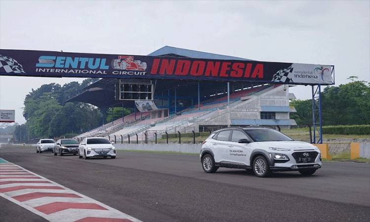 Hyundai Kona Electric dan Hyundai IONIQ saat melintasi lintasan Sirkuit Internasional Sentul, Bogor, Jawa Barat, Jumat (19/3/2021) (ANTARA/HO-Hyundai Motors Indonesia)